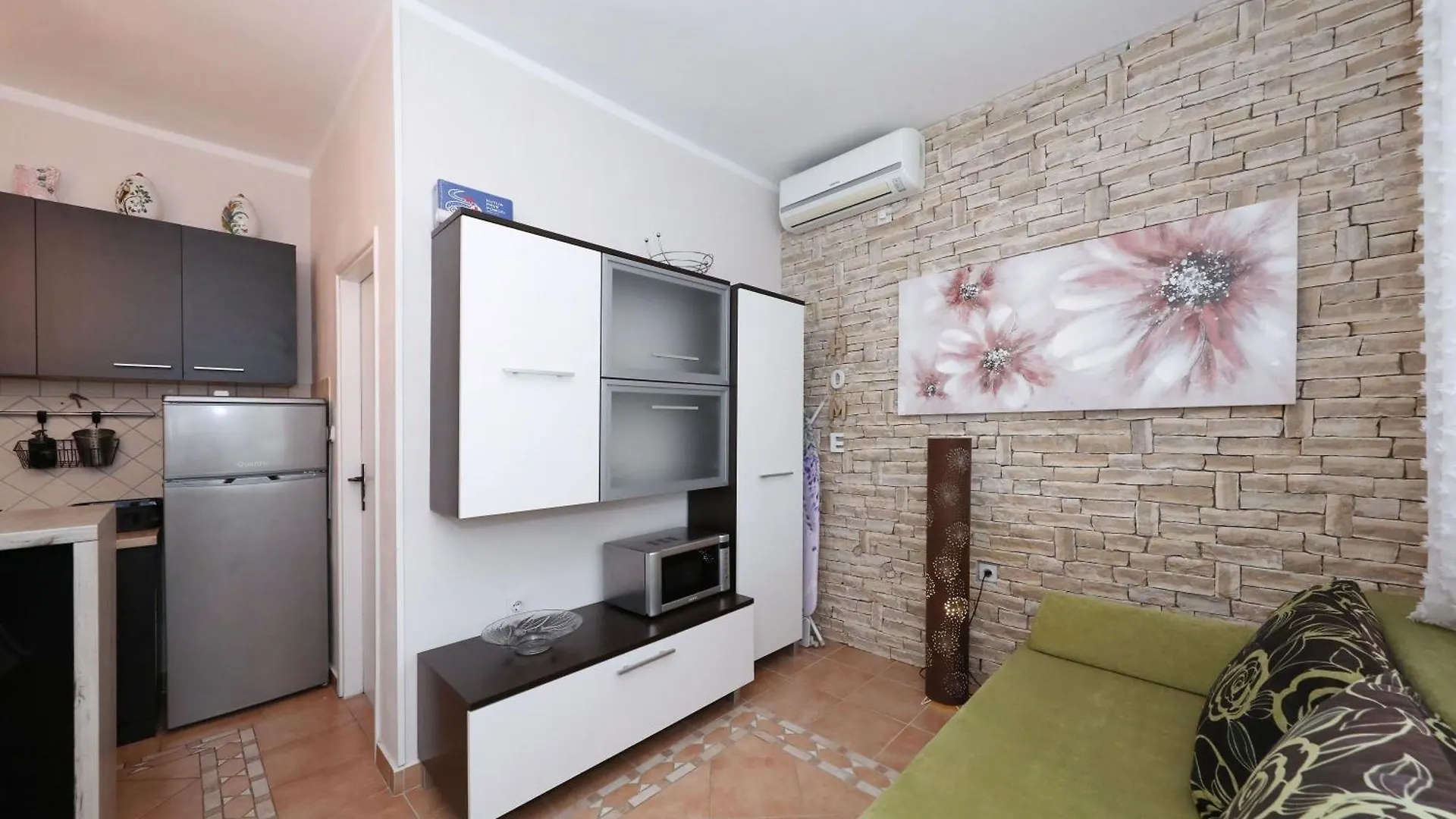 Laura, No 1 Apartment Maslenica