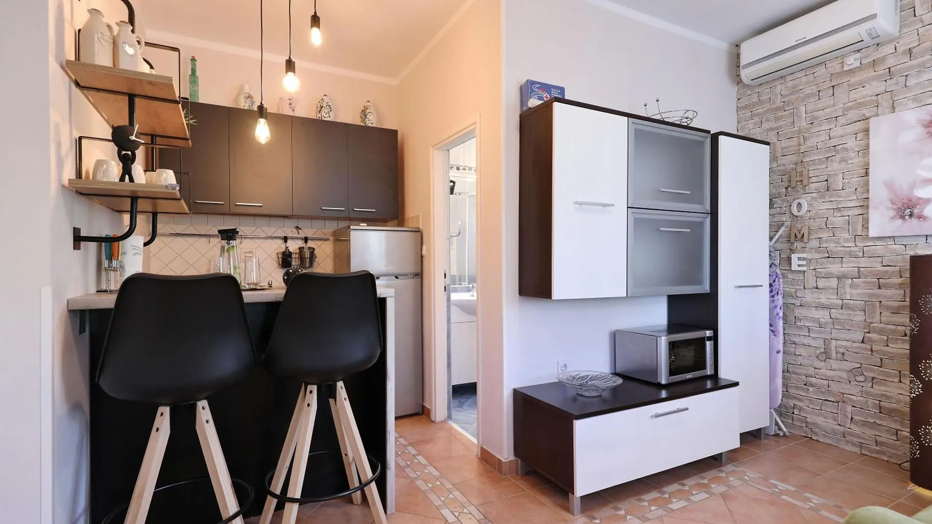 Laura, No 1 Apartment Maslenica